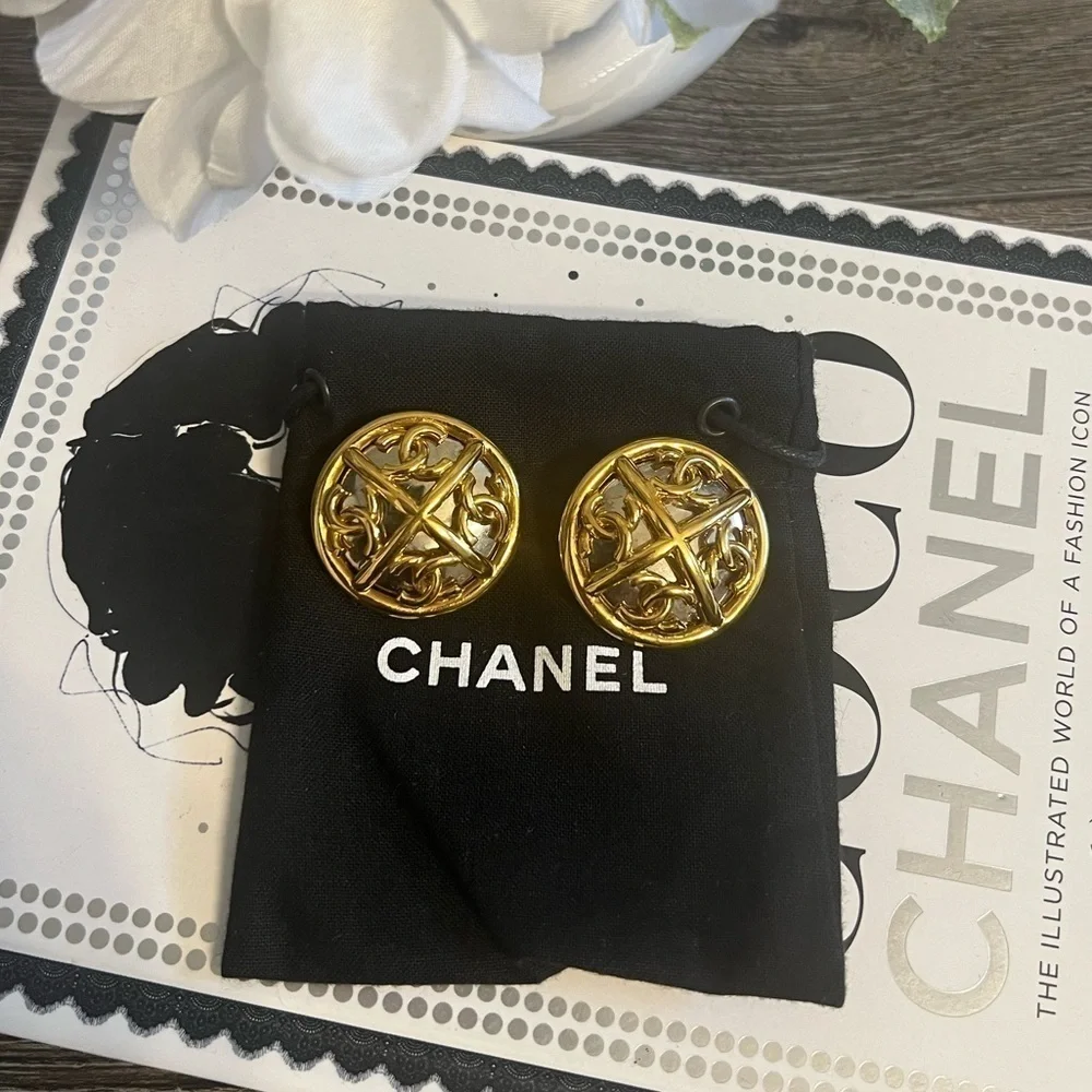 CHANEL Oversized Vintage Gold CC Faux Pearl Clip On Earrings - Picture 3 of 10